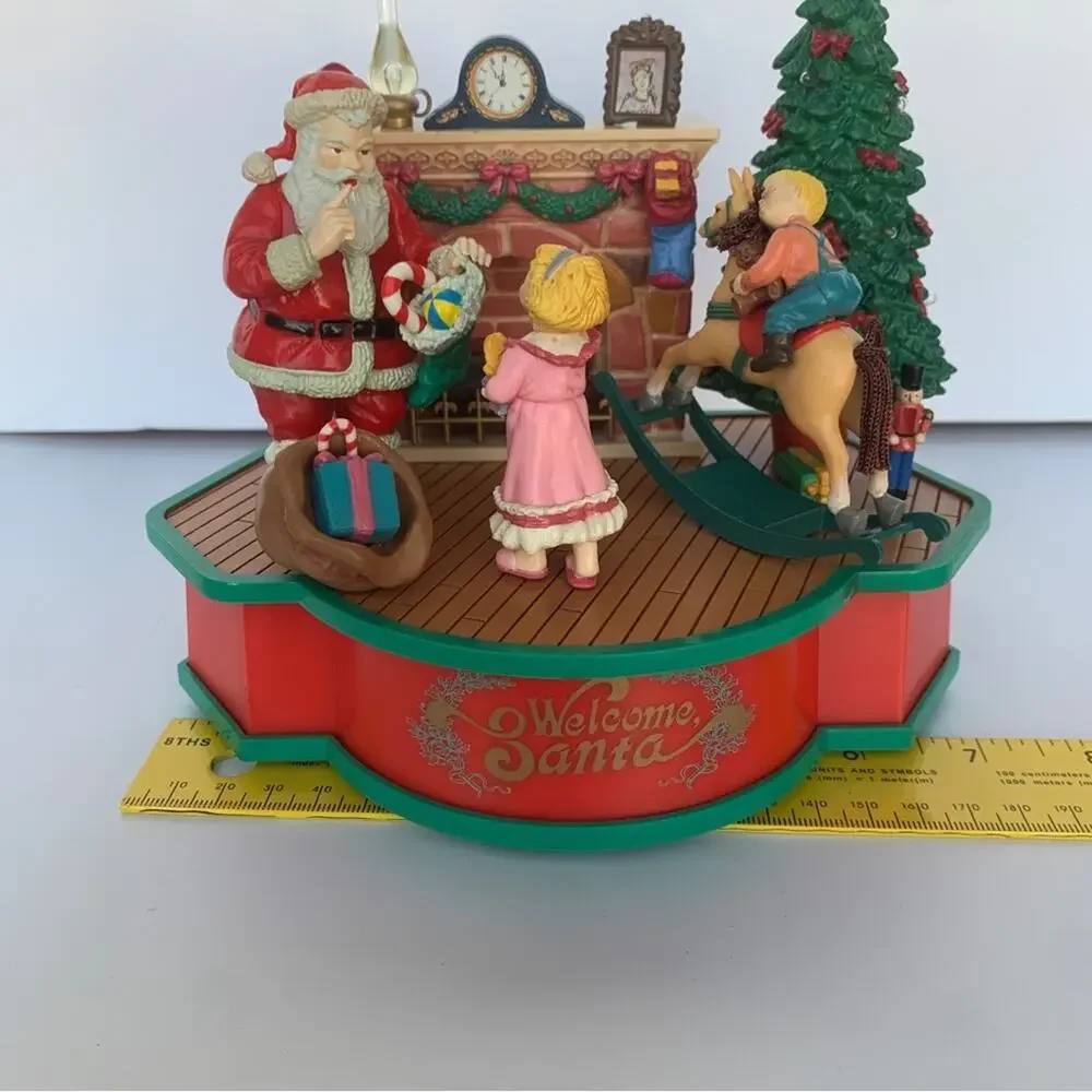 1993 Lustre Fame Animated Welcome Santa Music Box